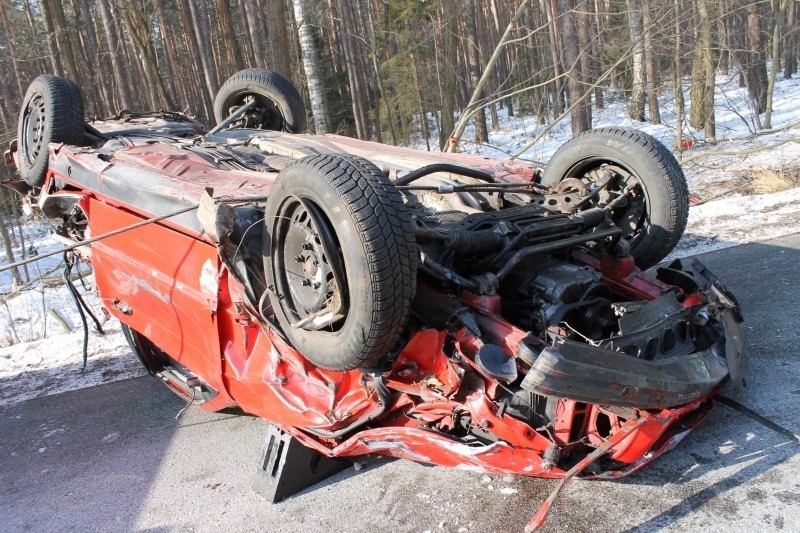 Poważny wypadek pod Olesnem na drodze 901. BMW koziołkowało...