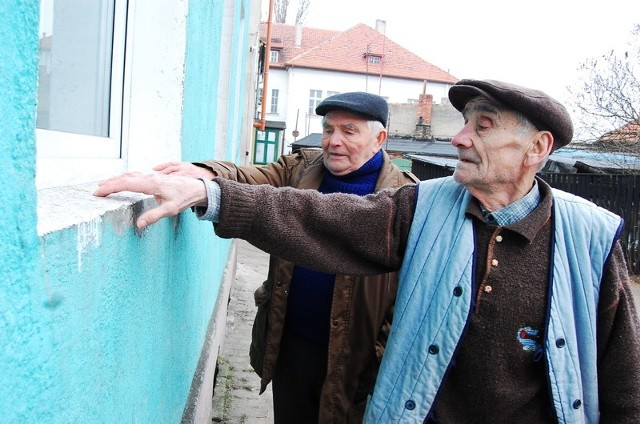 Edward Brzózka (z lewej) i Mieczysław Kaśków pokazują pył osiadający na parapecie budynku. - To wszystko unosi się z tego komina - mówią.