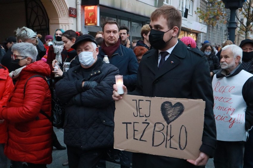 Marsz Dla Izy w Łodzi. Protest przed PiS na Piotrkowskiej! "Ani jednej więcej, jej serce też biło!"