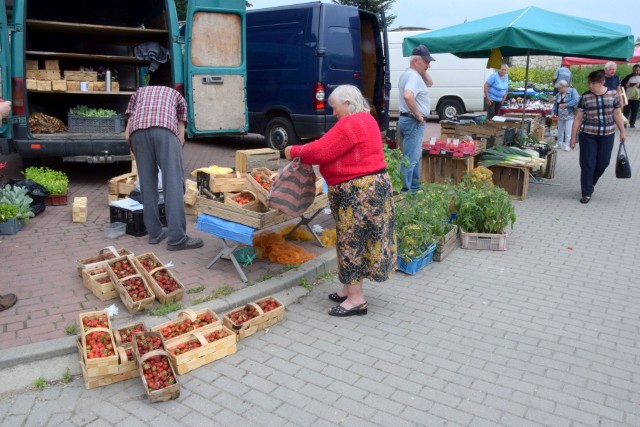 W czwartek, 9 czerwca truskawki i czereśnie kusiły cenami na targu w Chmielniku. Zobacz ceny tych owoców na kolejnych slajdach.