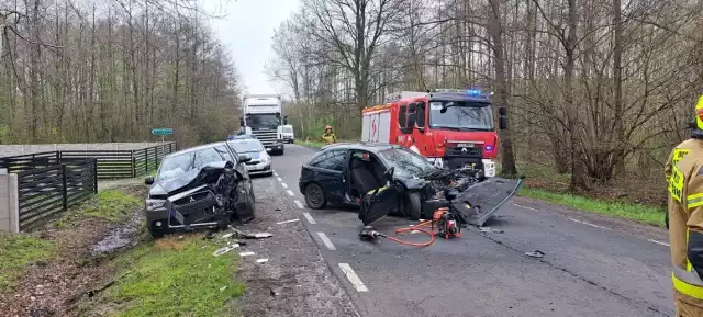Czołowe zderzenie samochodów pod Łaskiem. 46-latek w ciężkim stanie został przetransportowany śmigłowcem LPR do szpitala.