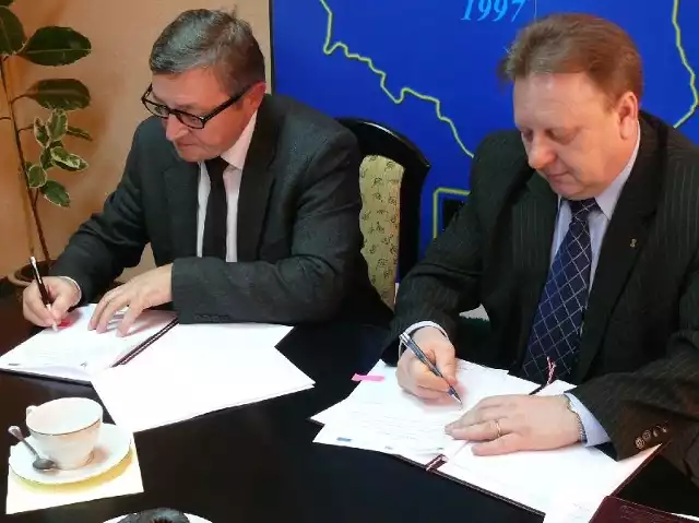 Historyczna chwila. Stanisław Pocheć, współwłaściciel "Puochbudu&#8221; i wiceprezydent Sylwester Kwiecień podpisali umowę na modernizację rynku w Starachowicach.