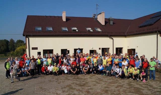 Wspólne zdjęcie wszystkich cyklistów uczestniczących w święcie pieczonego ziemniaka w Chrośnej