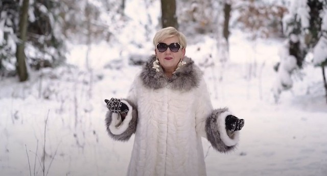 Burmistrz Łopuszna w zimowej aurze zaśpiewała romantyczny utwór "Był ktoś".