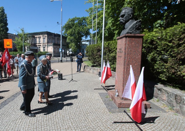 Mieszkańcy Szczecina złożyli kwiaty przed popiersiem Józefa Piłsudskiego na placu Szarych Szeregów.