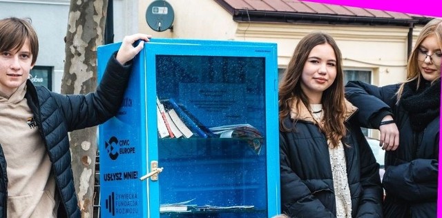 Szafki z książkami do wypożyczenia, czyli punkty bookcrossingu na ulicach Białobrzegów to pomysł młodzieży, pieniądze dostali z programu "Usłysz mnie!" Koalicji dla Młodych.