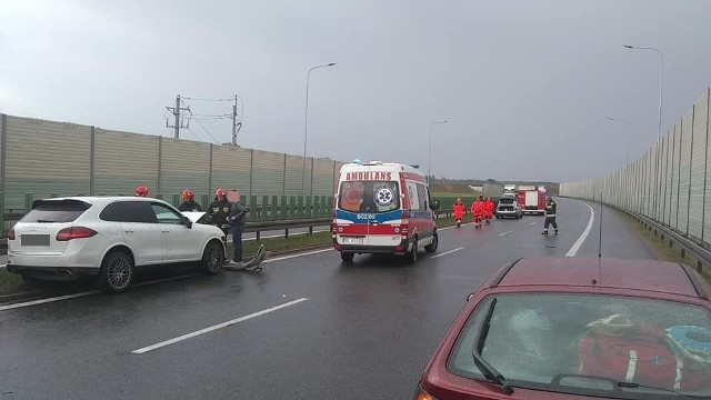 Wypadek na obwodnicy Zambrowa. Zderzenie audi z porsche na