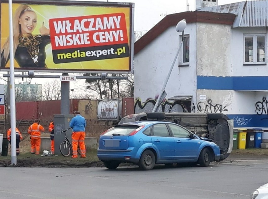 Wypadek przy przejeździe kolejowym na Gądowie. Samochód na boku (ZDJĘCIA)