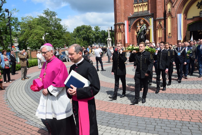 Arcybiskup Wiktor Skworc poświęcił sztandar Rybnika