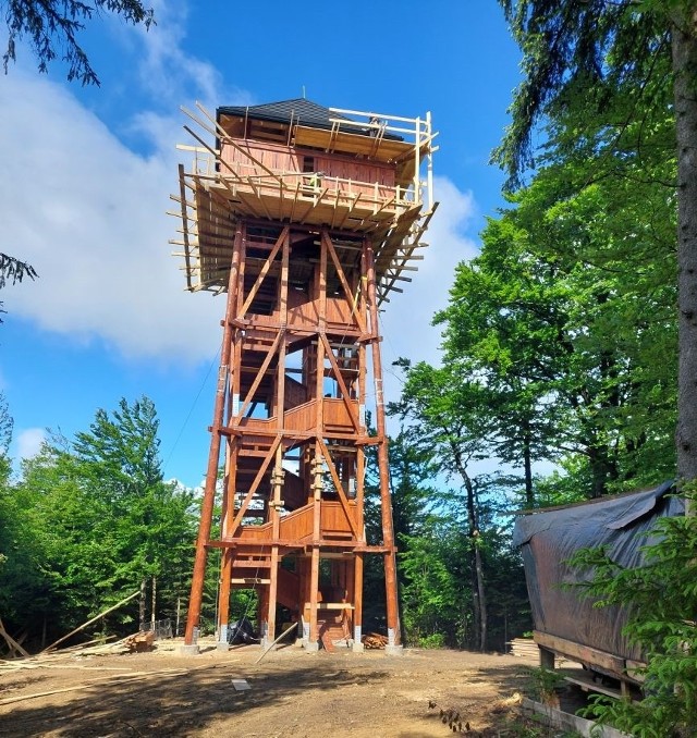 Na szczycie Góry Zakochanych powstała drewniana wieża, atrakcja turystyczna będzie gotowa końcem czerwca