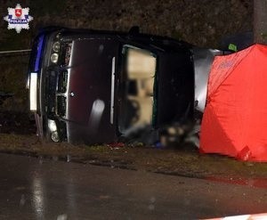 Powiat kraśnicki. Tragiczny wypadek w gminie Trzydnik Duży. Samochód osobowy uderzył w drzewo. Kierowca zginął na miejscu
