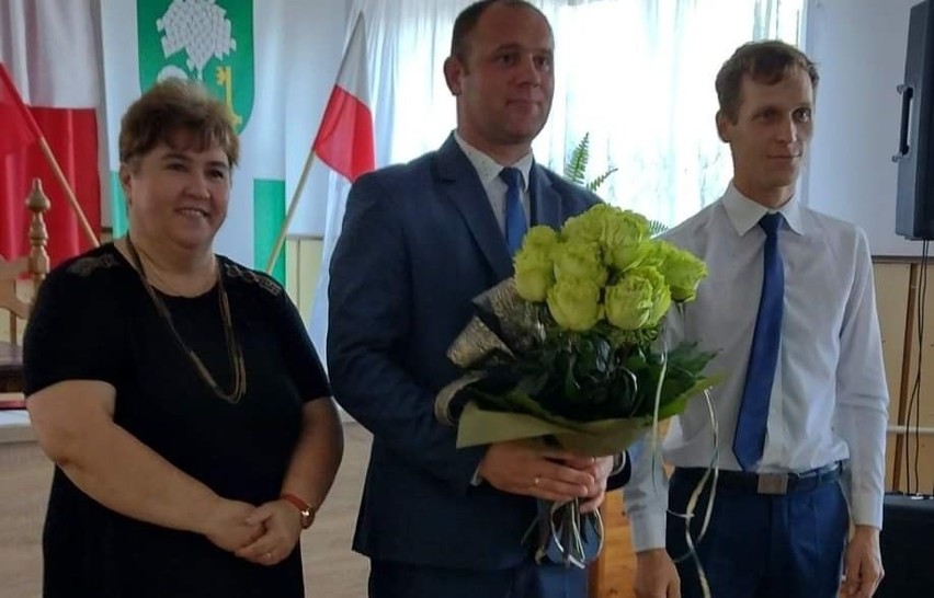 Wójt gminy Głowaczów Hubert Czubaj odebrał gratulacje....