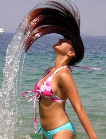 Pomijając tego typu momenty, włosy na plaży lepiej związać....