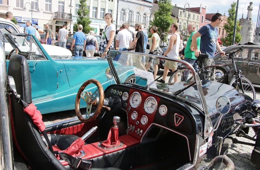 Na rynku w Wąbrzeźnie zaprezentowały się zabytkowe pojazdy a...