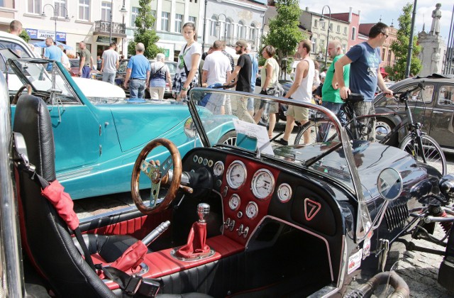 Na rynku w Wąbrzeźnie zaprezentowały się zabytkowe pojazdy a było ich 140. W większości to samochody ale nie brakowało motocykli i ciągników rolniczych. Zaprezentowano lokomobilę z 1886 roku. Jak zwykle popisywali się strażacy ochotnicy z Konojad swoim Starem 20.Wystawa przyciągnęła do Wąbrzeźna zainteresowanych z całego regionu.*****Pojazd niczym z "Mad Maxa". Ten rat hot został skonstruowany przez Polaka, wideo: TVN Turbo/x-news