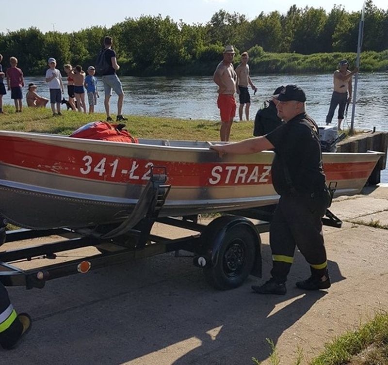 Topielec w Narwi w Laskowcu. Trwa akcja straży pożarnej. 26.07.2020. Zdjęcia