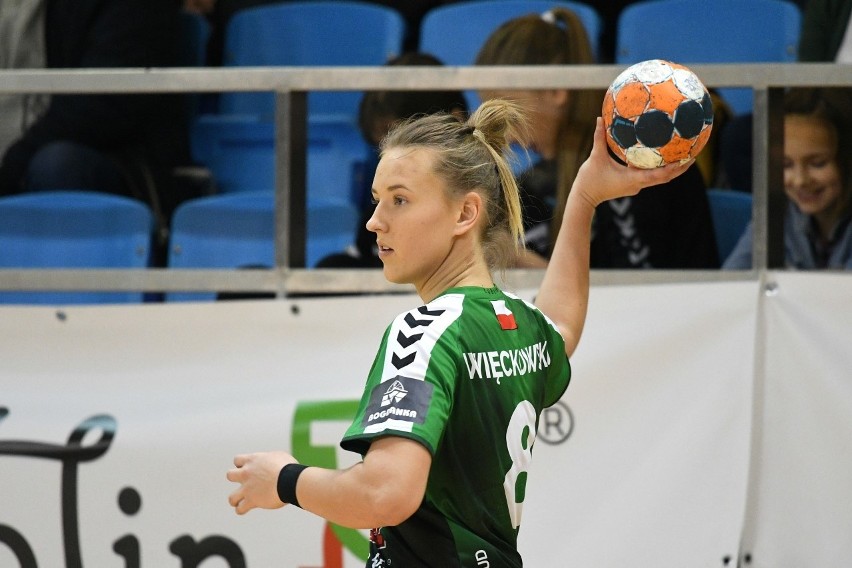 Wychowanka Korony Handball Kielce, lewa rozgrywająca...