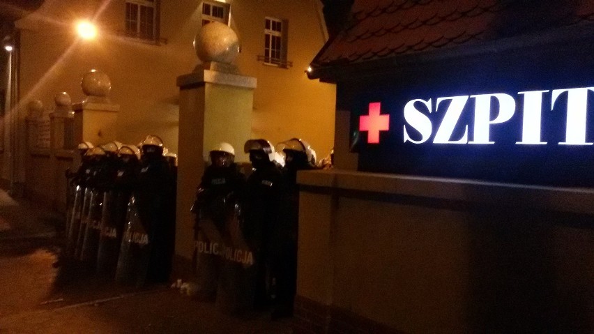 Po godz. 22.00 doszło do kolejnych starć z policją, tym...