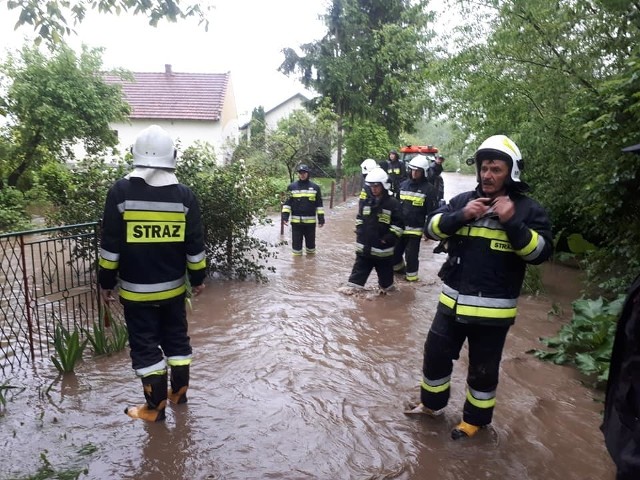Strażacy z gminy Skalbmierz walczą z żywiołem o wielu godzin.