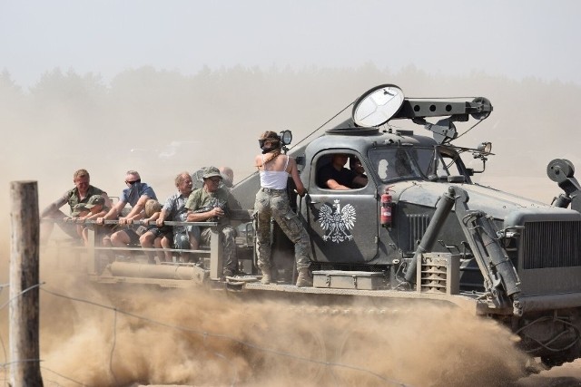 Dla gości przygotowano atrakcje - przejażdżki sprzętem wojskowym po tankodromie