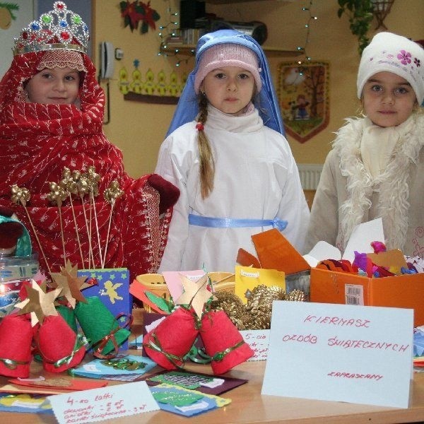 Dziewczęta: Weronika Petr, Emilia Szulc i  Nina Mrozek podczas kiermaszu ozdób  świątecznych