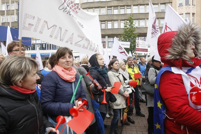 ZNP strajkował przeciwko planowanej reformie edukacji. Informację o proteście nauczycieli szeroko komentowali nasi internauci.