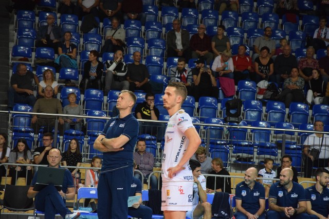 Nikola Grbic (z lewej) czuwa nad poczynaniami Grupy Azoty ZAKSA z ławki, a Benjamin Toniutti dyryguje jej grą na boisku.