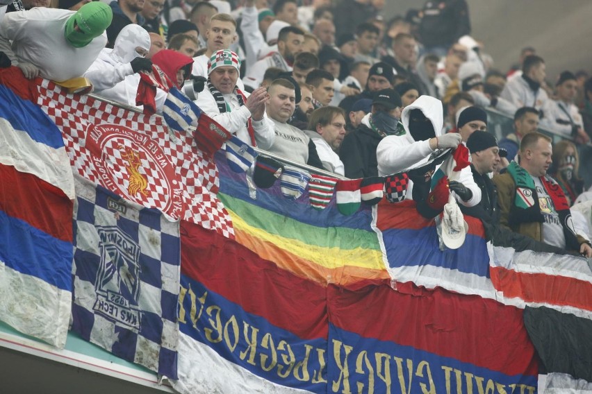 Palenie flag i szalików. Kibice na meczu Legia - Jagiellonia