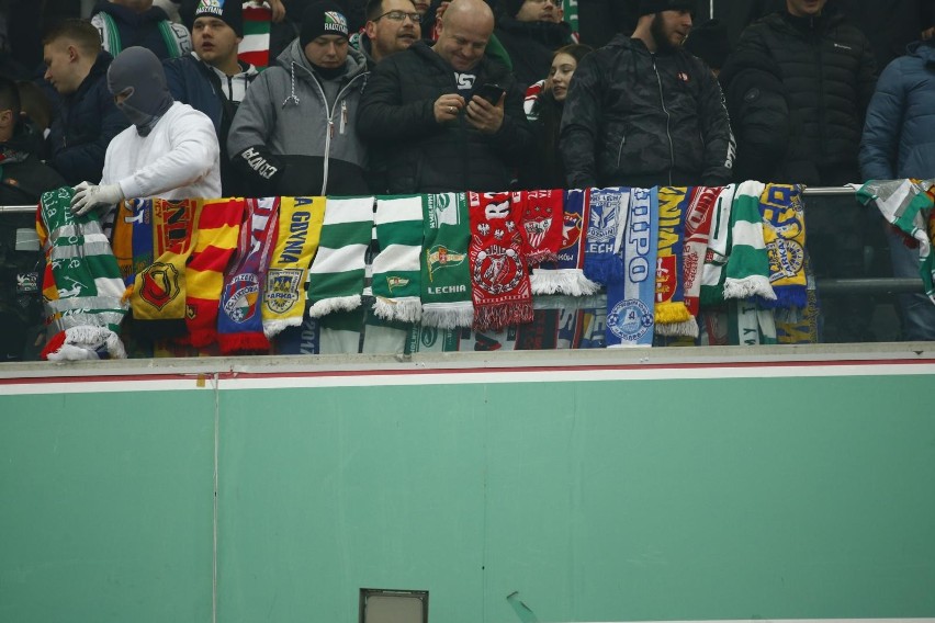 Palenie flag i szalików. Kibice na meczu Legia - Jagiellonia