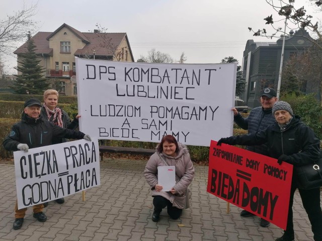 "Ludziom pomagamy a sami biedę mamy" - pikieta pracowników DPS Dom Kombatanta przed starostwem powiatowym.