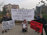 Lubliniec. "Ludziom pomagamy a sami biedę mamy". Protest pracowników DPS "Dom Kombatanta". Mają dość warunków pracy i niskich pensji