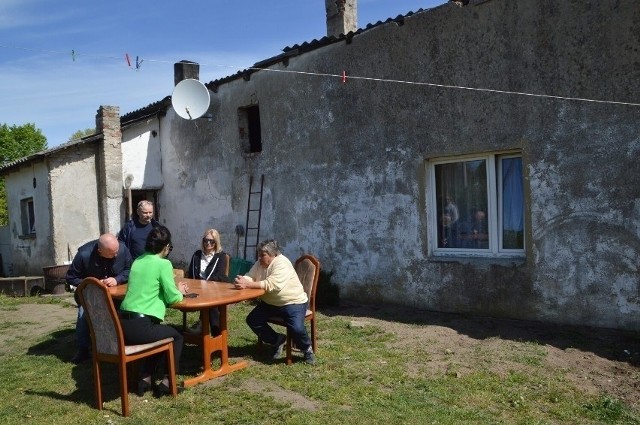 Dom rodziny Pyrów przed zburzeniem i wizyta Renaty Kiempy z urzędnikami