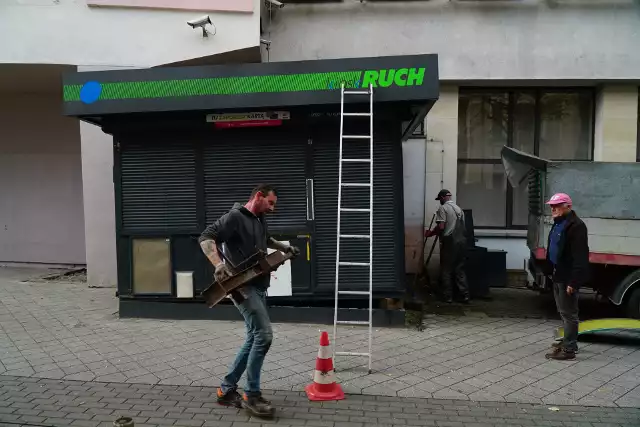 Kiosk jest najpierw przygotowywany do likwidacji przez wyspecjalizowaną ekipę. Następnie jest on ładowany na specjalnie dostosowaną lawetę