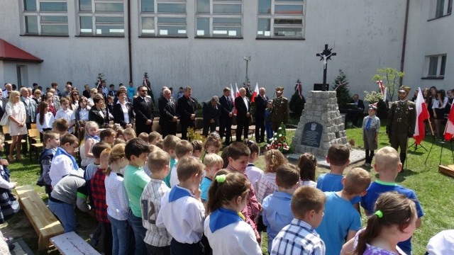 Historyczny krzyż stoi teraz przed budynkiem obecnej szkoły w Miąsowej.