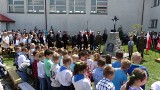 Historyczny krzyż przed budynkiem szkoły w Miąsowej wrócił na swoje miejsce