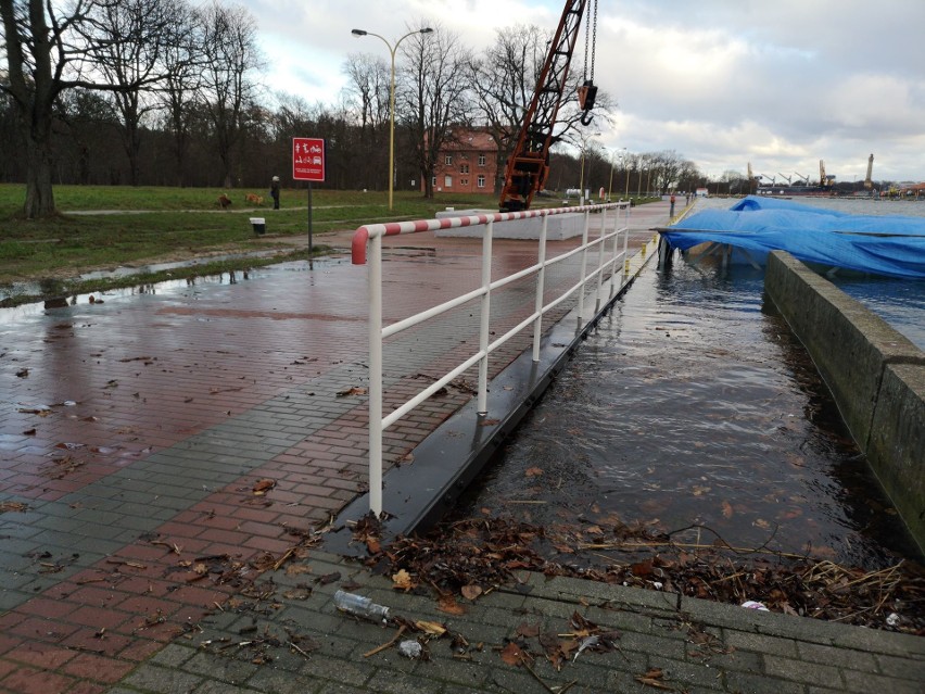 Sztorm spowodował, że ulice przy kanale portowym w Świnoujściu są zalane. Morze zabrało plażę [ZDJĘCIA]