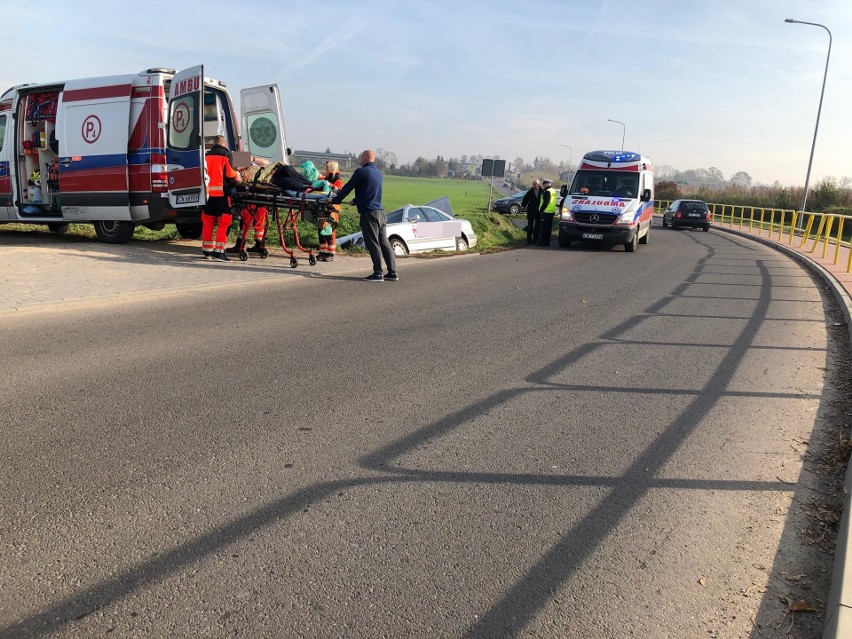 Taksówkarz wpadł do rowu w Brześciu Kujawskim. Wcześniej najprawdopodobniej zasłabł [zdjęcia]