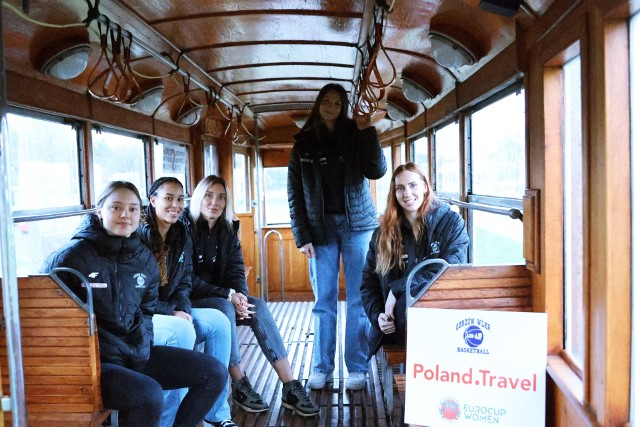 Trasę swej tramwajowej przejażdżki po Gorzowie koszykarki AZS AJP nazwały Poland Travel.