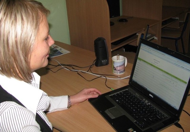 Marlena Pepłowska pokazuje internetowy dziennik.