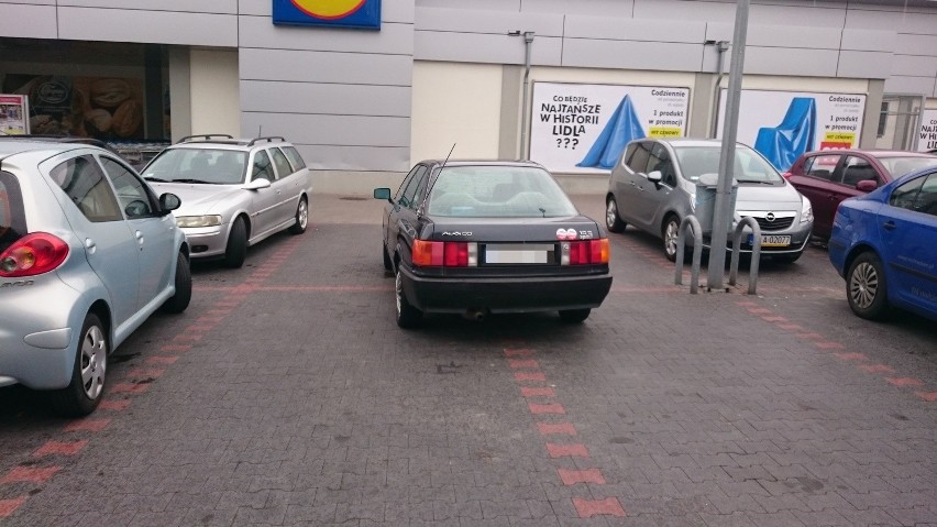 Kierowca audi parkuje za czterech