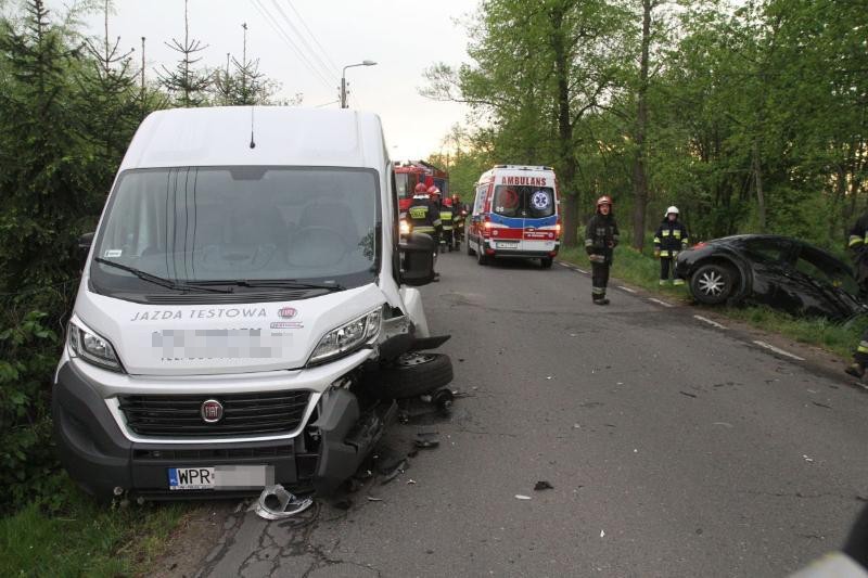 Wypadek pod Wrocławiem. Czołowe zderzenie w Kiełczówku. Volkswagen zatrzymał się na drzewie ZDJĘCIA