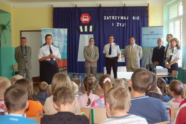 W szkole w Podchojnach odbył się happening promujący bezpieczne przejście przez przejazd kolejowy.