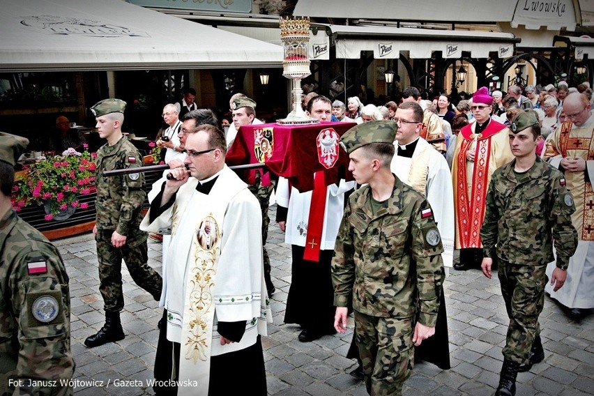 Przez Wrocław przeszła procesja z relikwiami św. Doroty i św. Stanisława (ZDJĘCIA)