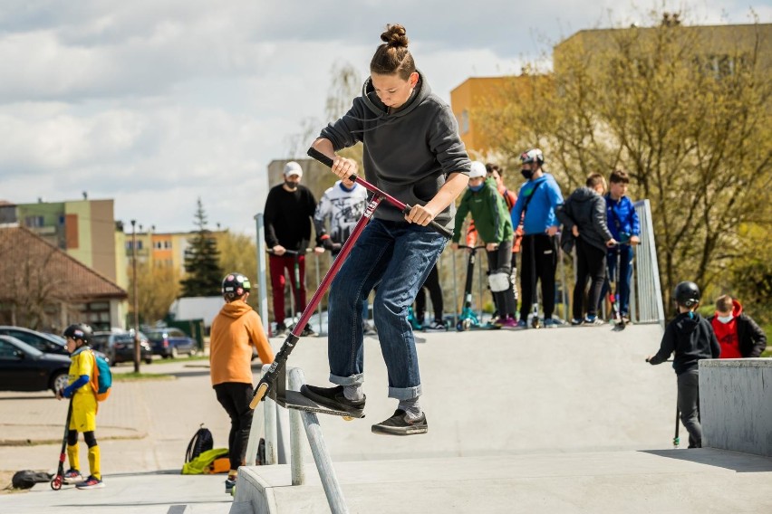 Młodzież na nowo wybudowanym skateparku w Nowym Fordonie w...