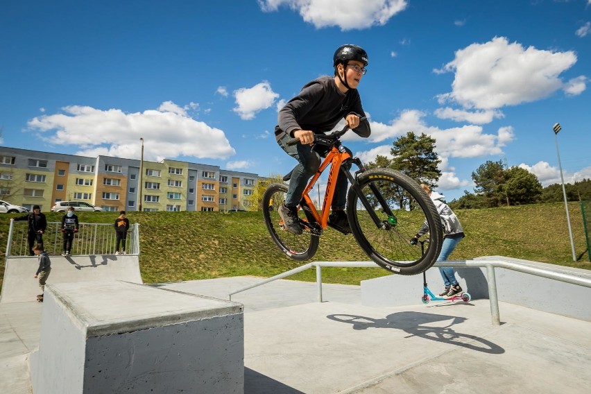 Młodzież na nowo wybudowanym skateparku w Nowym Fordonie w...