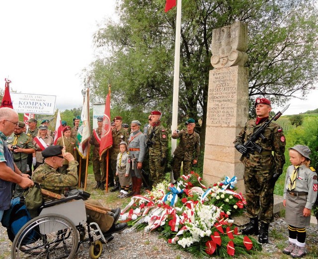 Apel przed obeliskiem na Komorze w Michałowicach