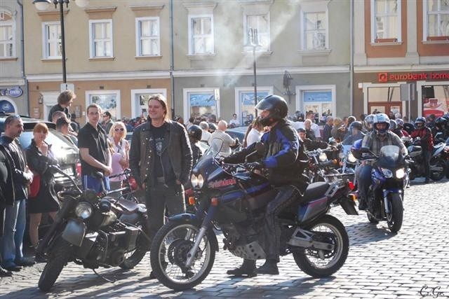 Opole. Świąteczne spotkanie motocyklistów na rynku w Opolu....