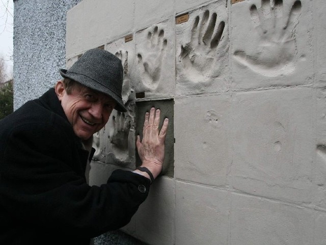 Edward Linde-Lubaszenko podczas pamiątkowego odciskania dłoni na Ścianie Sław kieleckiego "Plastyka&#8221;.