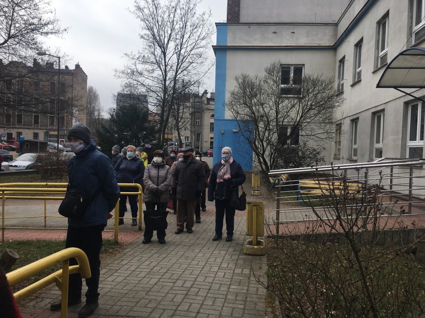 Kolejka seniorów do szczepienia przeciw COVID na ul. Raciborskiej w Katowicach. Szczepionki dojechały z dwugodzinnym poślizgiem