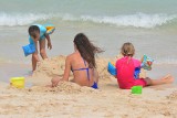 Co zabrać na plażę? Niezbędnik każdego rodzica, czyli 10 rzeczy, które potrzebujesz, idąc z dzieckiem na plażę!